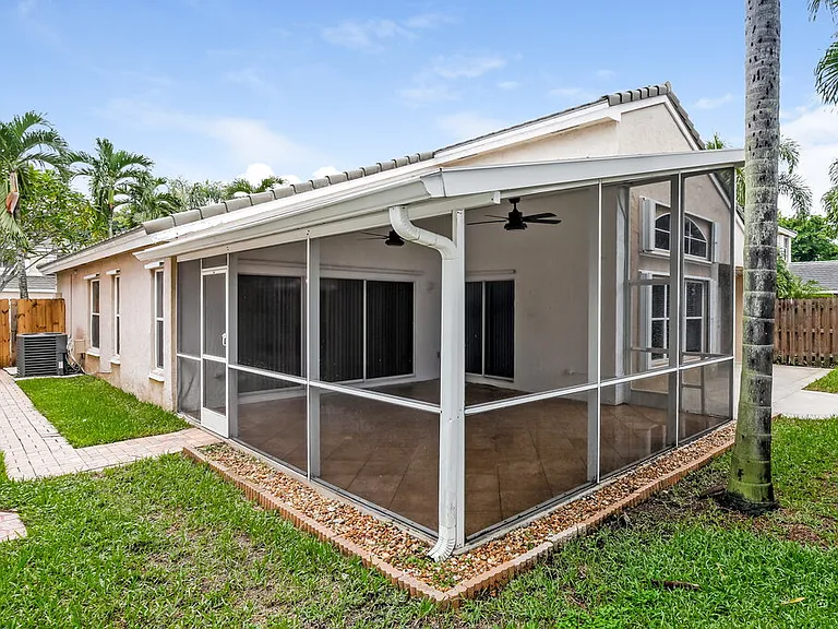 5365 NW 54th St — Photo 16