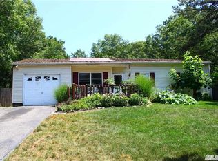37 Walnut St, Coram, NY 11727