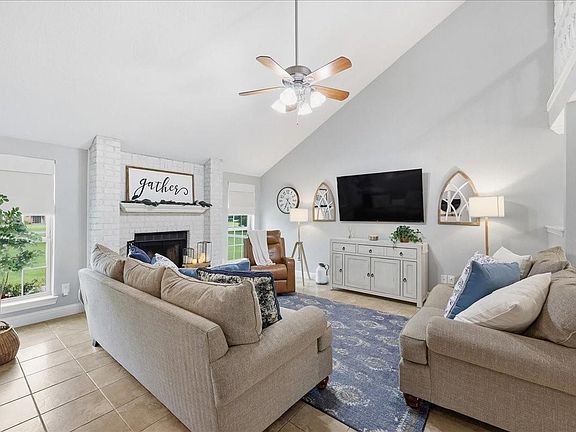 4th image of 330 W Pineshadows Dr