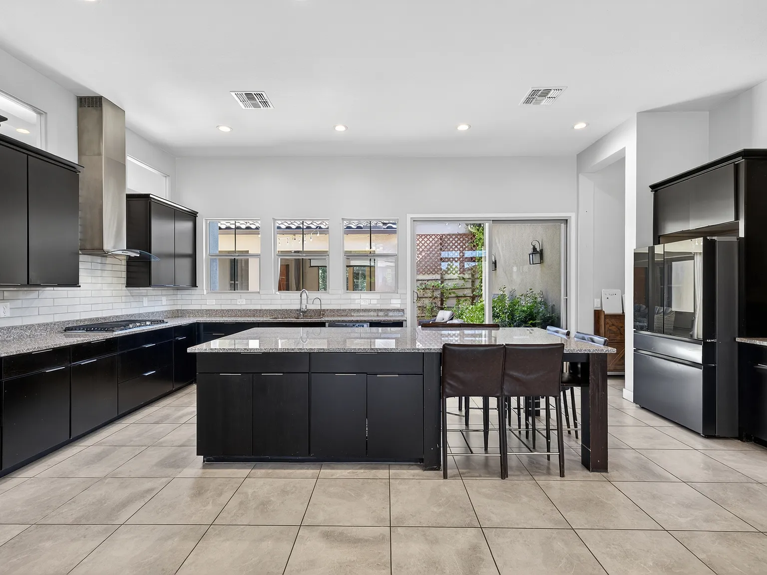4 bed, 3650 sqft, $4,150 — Photo 4