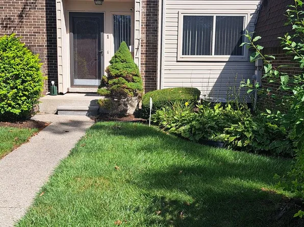 1 W Williamsburg Towne St E, Southfield, MI 48075