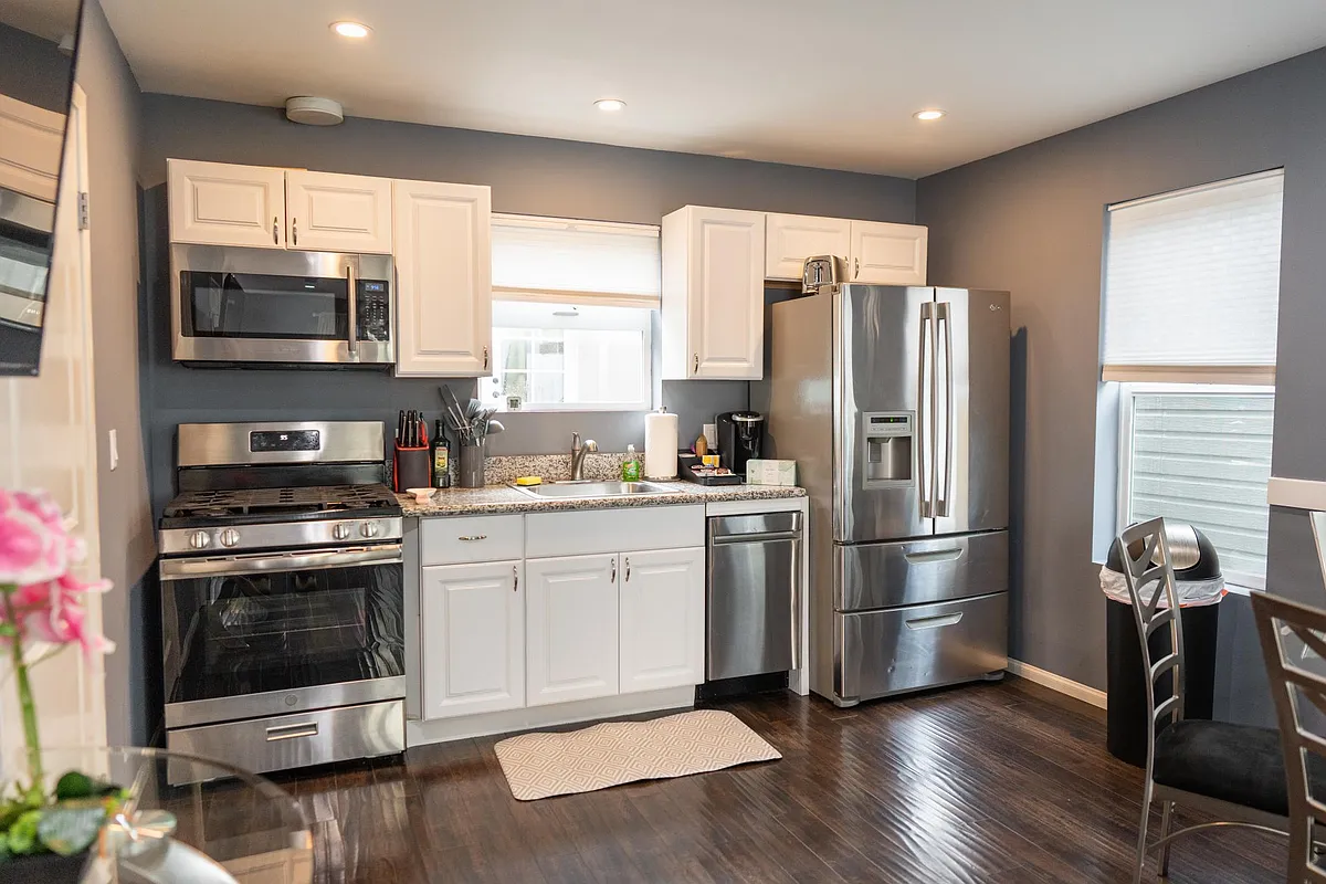 Building Photo - 5151 Riverton Ave #1