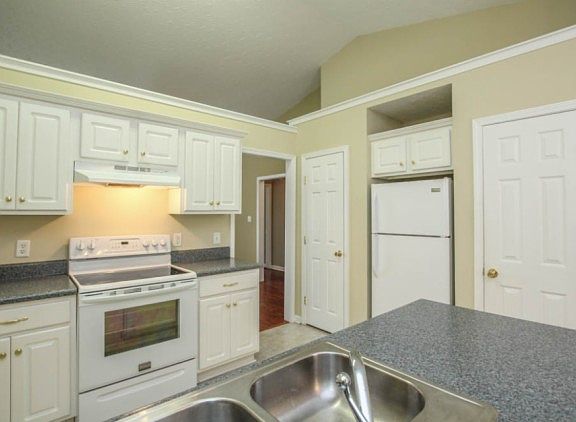 4th image of 614 Seaford Ct