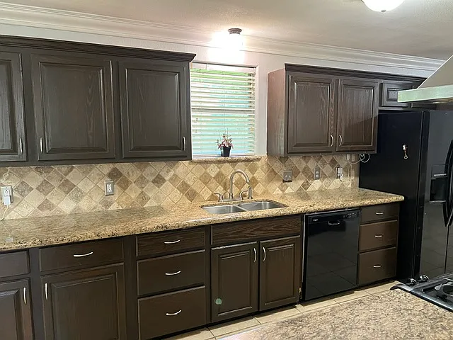 5 bed, 2.5 bath, 2101 sqft, $2,500 — Photo 3