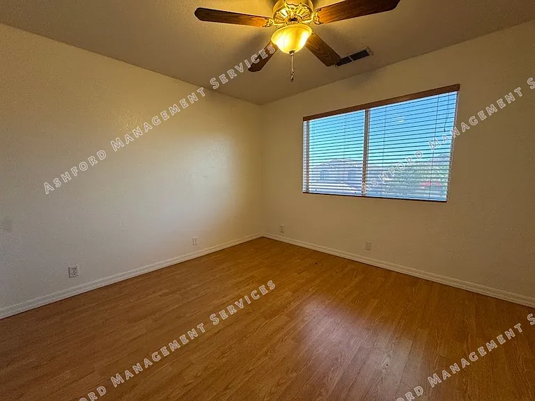 1510 E Charleston Ave — Photo 21