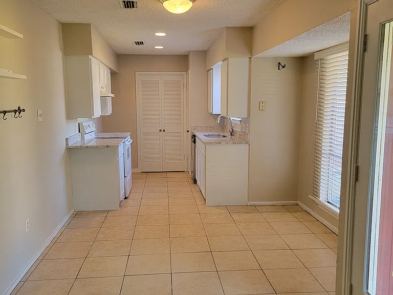 2700 Starlake Ct — Photo 7