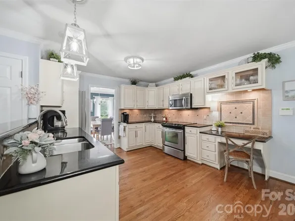 6253 Riviera Run Estates Dr, Hickory, NC 28601