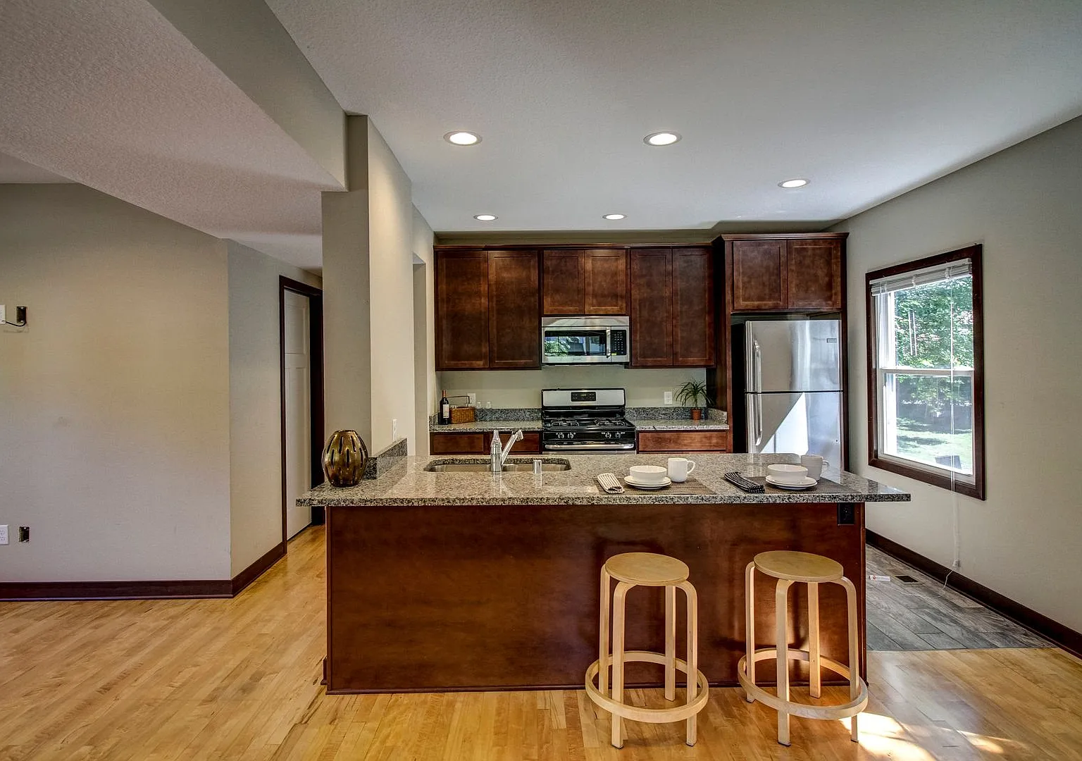 Fully Renovated 5-Bedroom House Close to U of M Campus — Photo 3