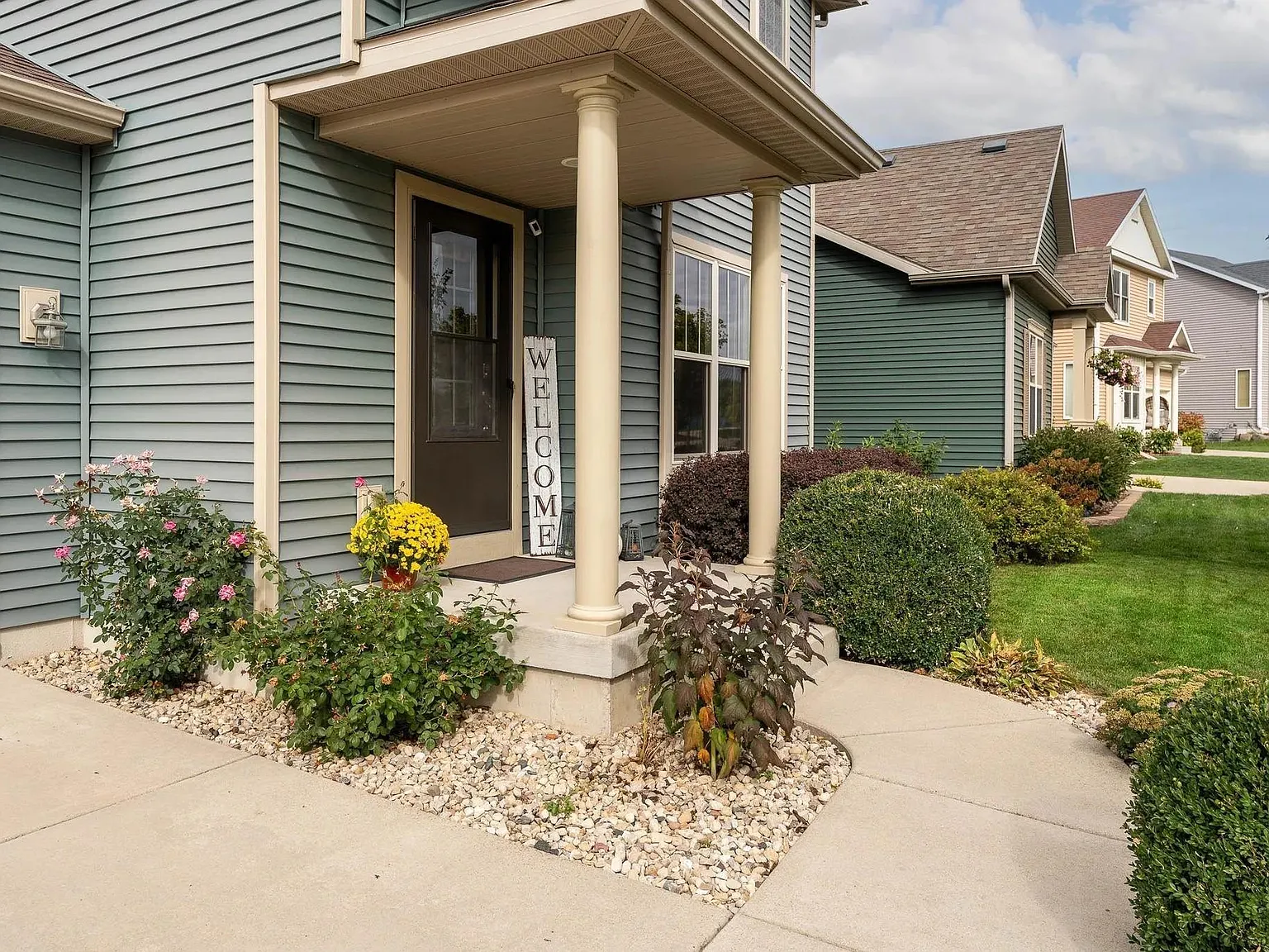 3 bed, 2.5 bath, 1349 sqft, $2,600 — Photo 2