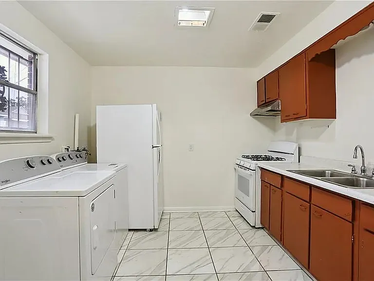7551 Oak St — Photo 2