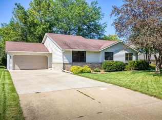 2242 Meadow Green Dr, Neenah, WI 54956