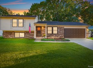 321 Tanglewood Cir, Brighton, MI 48116