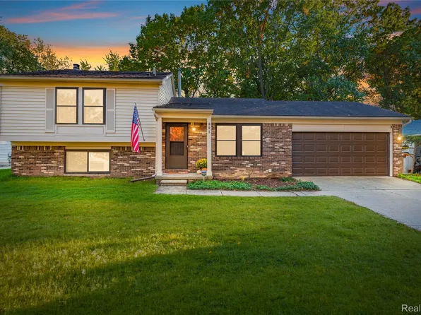 321 Tanglewood Cir, Brighton, MI 48116