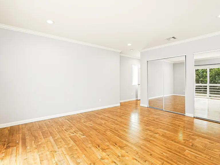 6528 Beeman Ave — Photo 9
