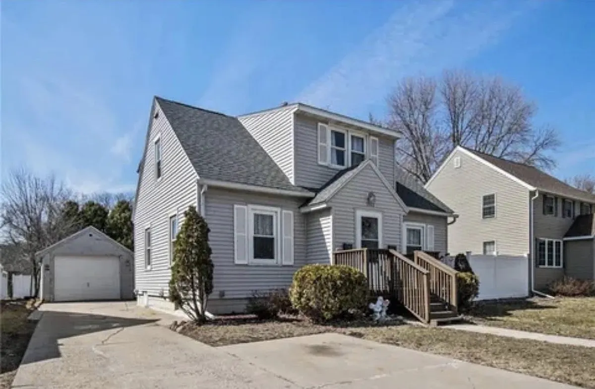 Upper floor 1-bedroom apartment - 1103 8th St NW #2