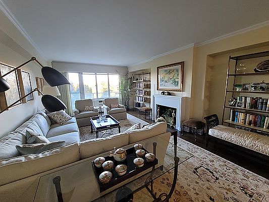 4th image of 40 Central Park S #8DE