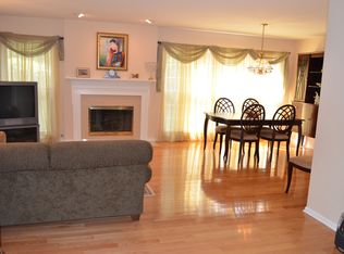 221 W Fox Hill Dr, Buffalo Grove, IL