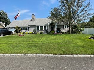 9 Kittiwake Ln, Babylon, NY 11702