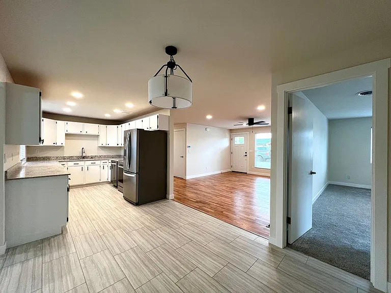 1007 S 50th Ave — Photo 7