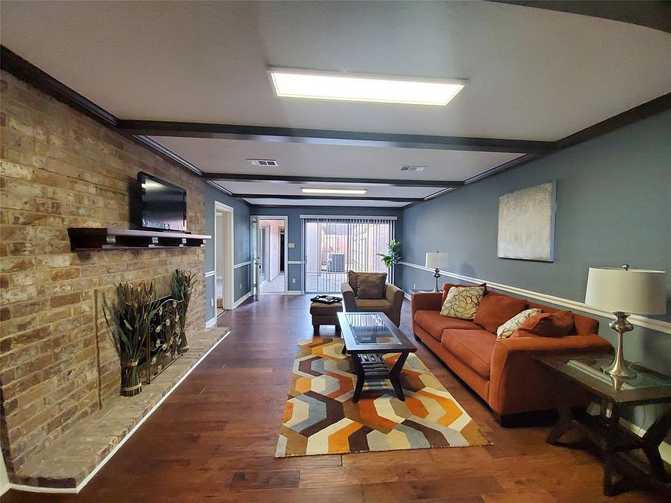 1st image of 2938 Camelot Ln