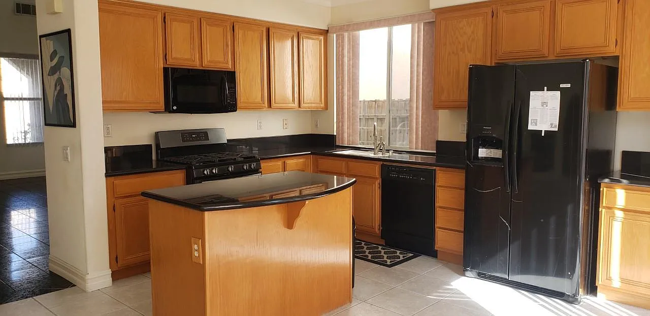 3 bed, 2260 sqft, $5,000 — Photo 3