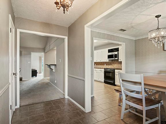 4th image of 1007 Forest Hills St