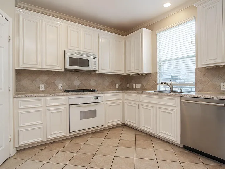 1414 Crocker St — Photo 8