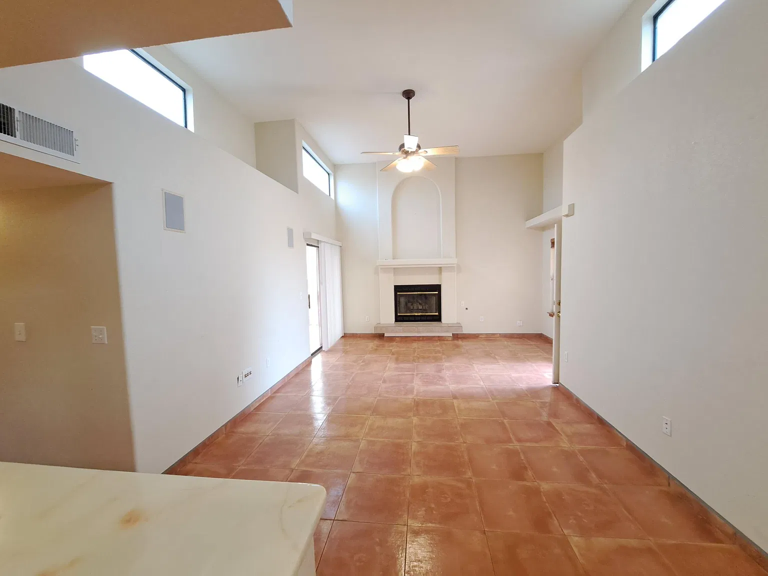 3 bed, 1041 sqft, $1,550 — Photo 3