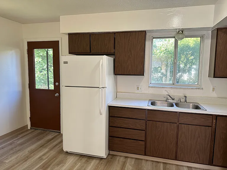 658 Loomis Ave — Photo 3