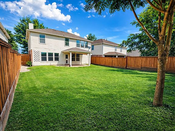 Large backyard with plenty of space - perfect for kids or pets