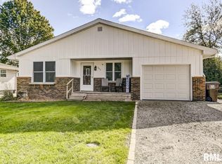 303 E Adams St, Auburn, IL 62615