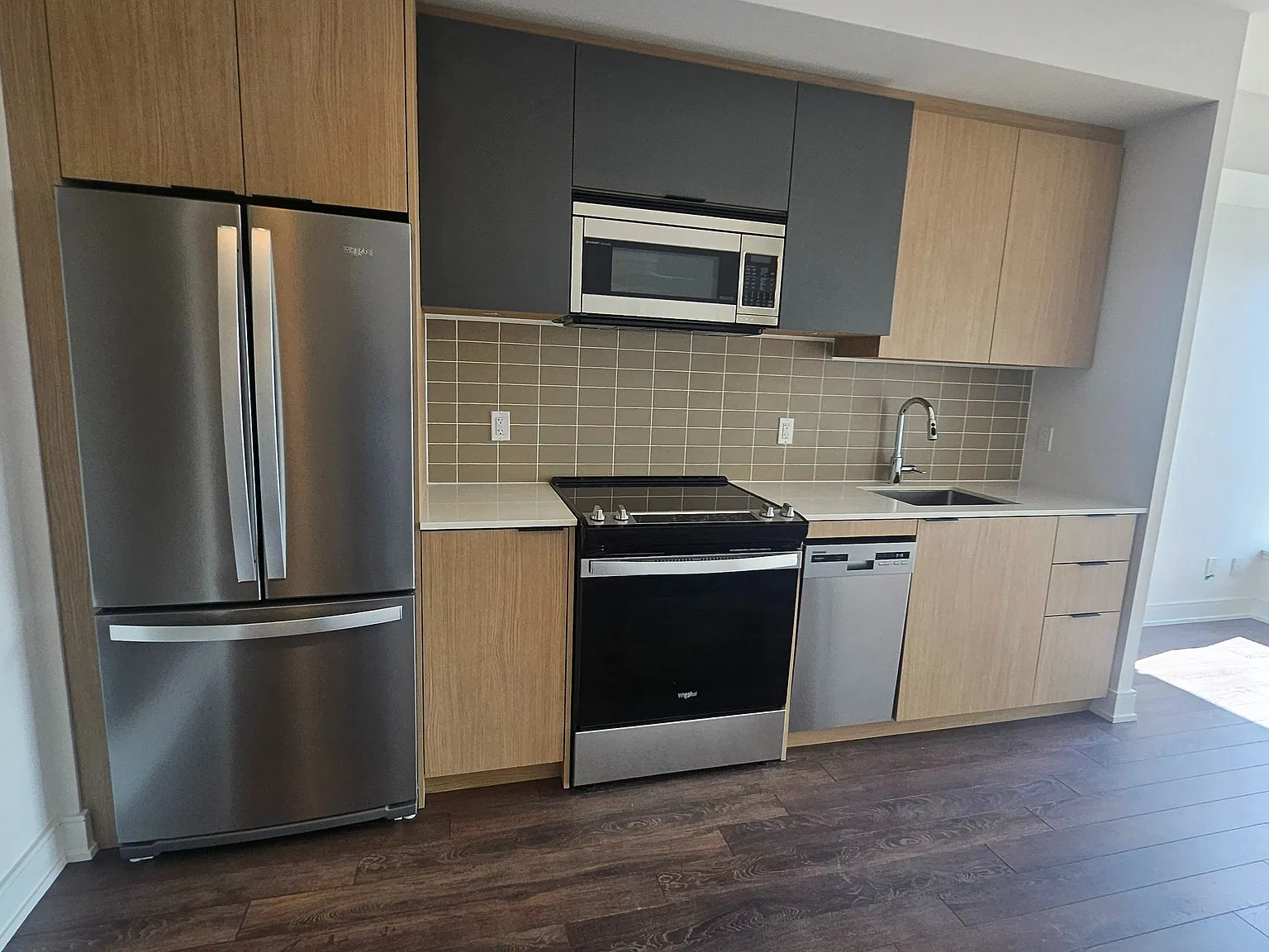 Elle Condos — Photo 2