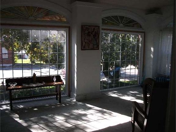 5th image of 825 E Grand Ave
