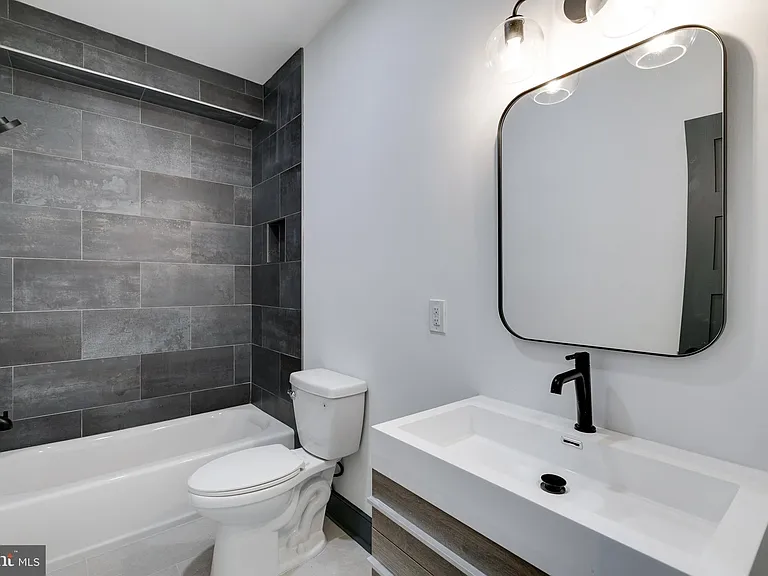 555 N Lawrence St — Photo 15