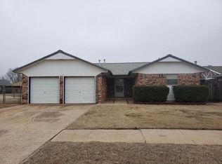 717 W Hillcrest Dr, Mustang, OK 73064