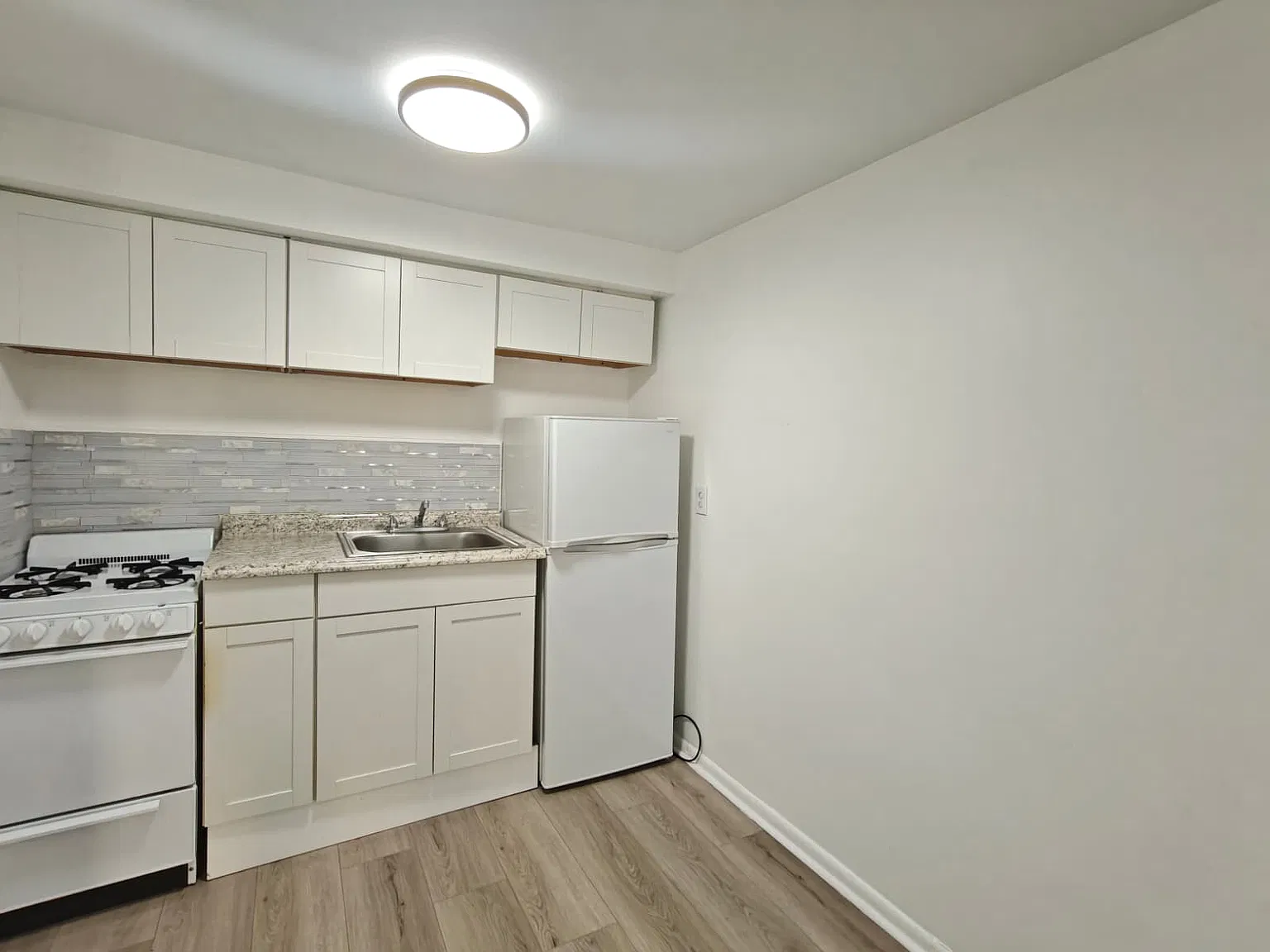 Beautiful Spacious Apartment Available Now! — Photo 4