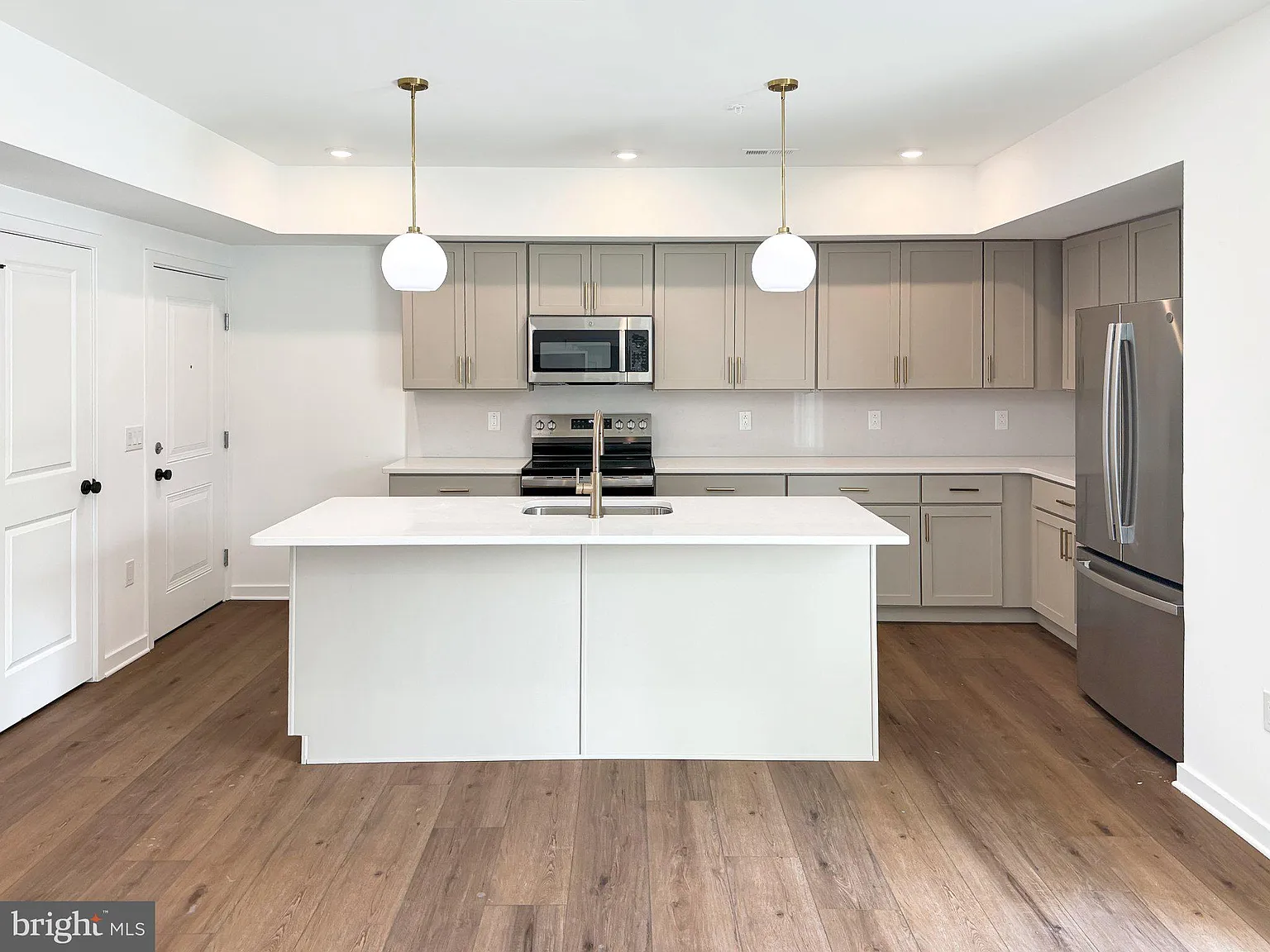 3 bed, 2.0 bath, 1975 sqft, $3,495 — Photo 3