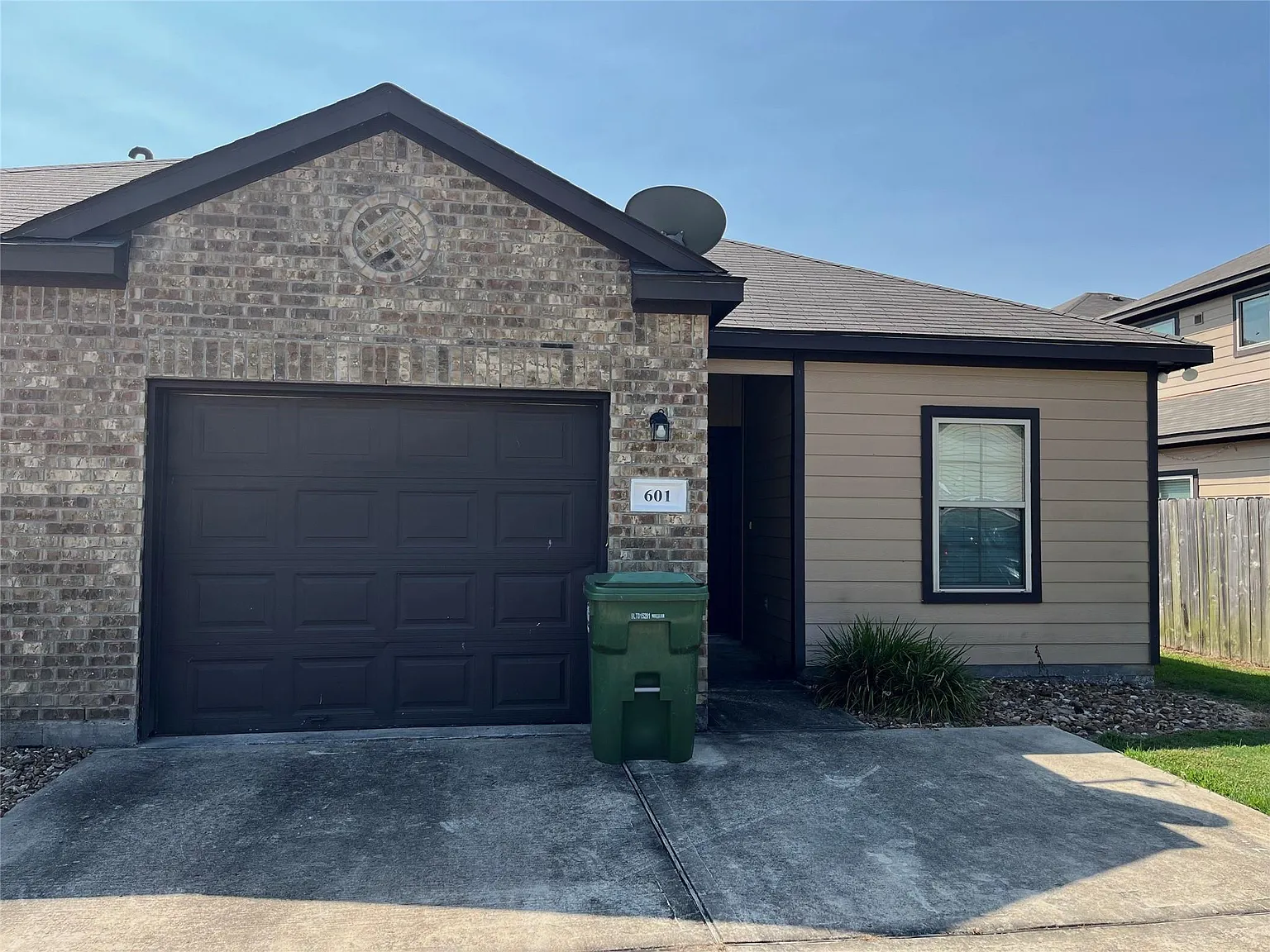 3 bed, 2.0 bath, 1319 sqft, $1,700 — Photo 1