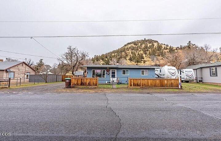 1st image of 900 SE Willowdale Dr