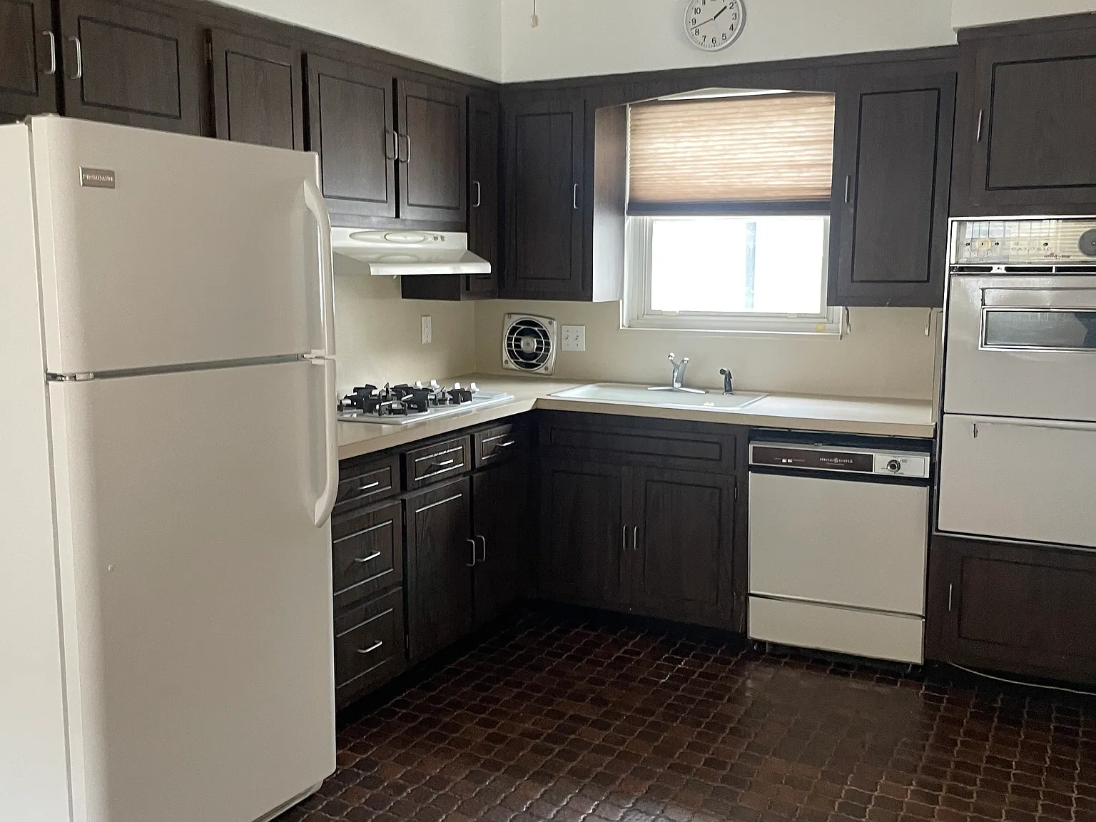 163rd St, Whitestone — Photo 3
