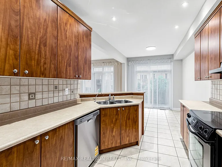 142 Mistywood Cres W — Photo 11
