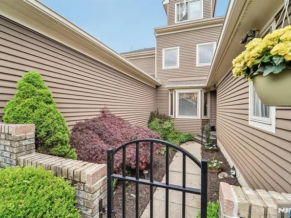 224 Westervelt Ln, Mahwah, NJ 07430