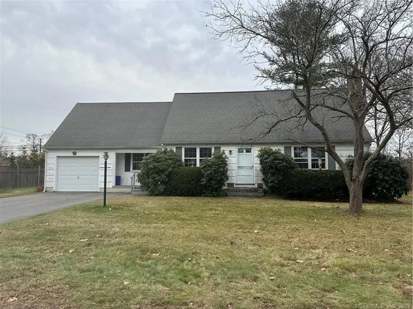 28 Whitewood Street, Old Saybrook, CT 06475