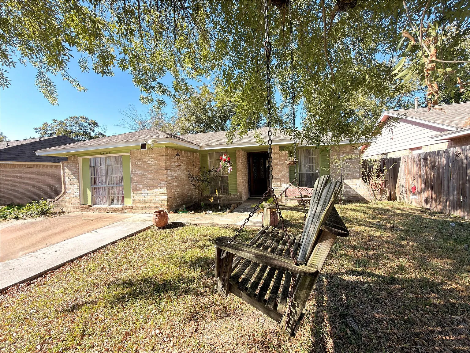 3 bed, 1.5 bath, 1256 sqft, $1,700 — Photo 2
