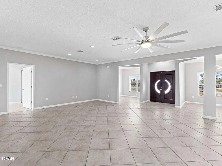 1041 Plantation Dr — Photo 2