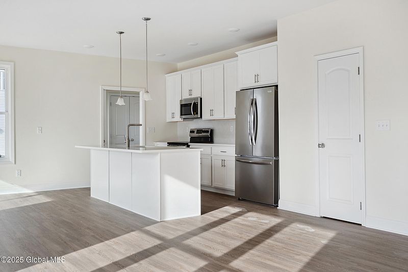 5th image of 20 Eastpointe Drive