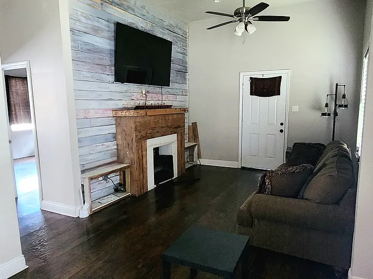 Livingroom w/ fireplace