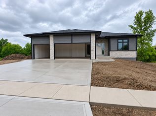 2319 N 8th Ct, Indianola, IA 50125