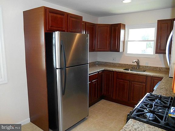 Kitchen w/granite counters