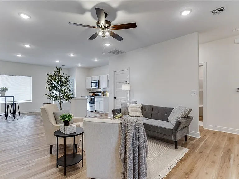 5425 Rolly St #100 — Photo 3